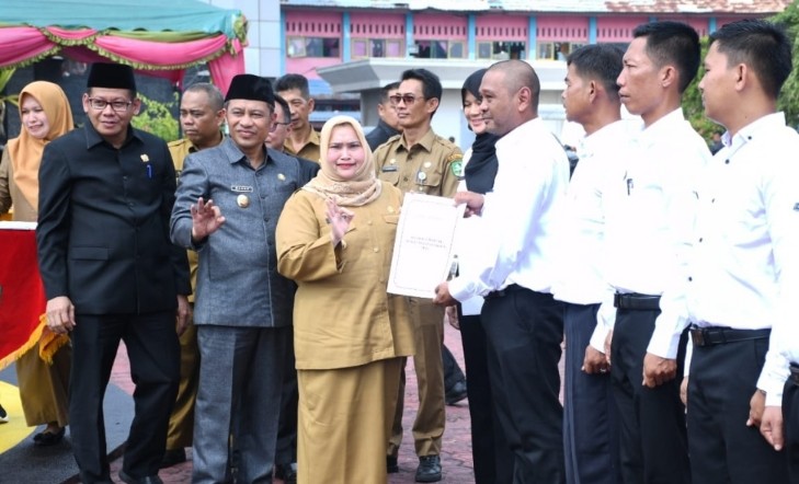 Bupati Bengkalis Kasmarni menyerahkan ribuan SK pengangkatan PPPK formasi guru (foto/zul)